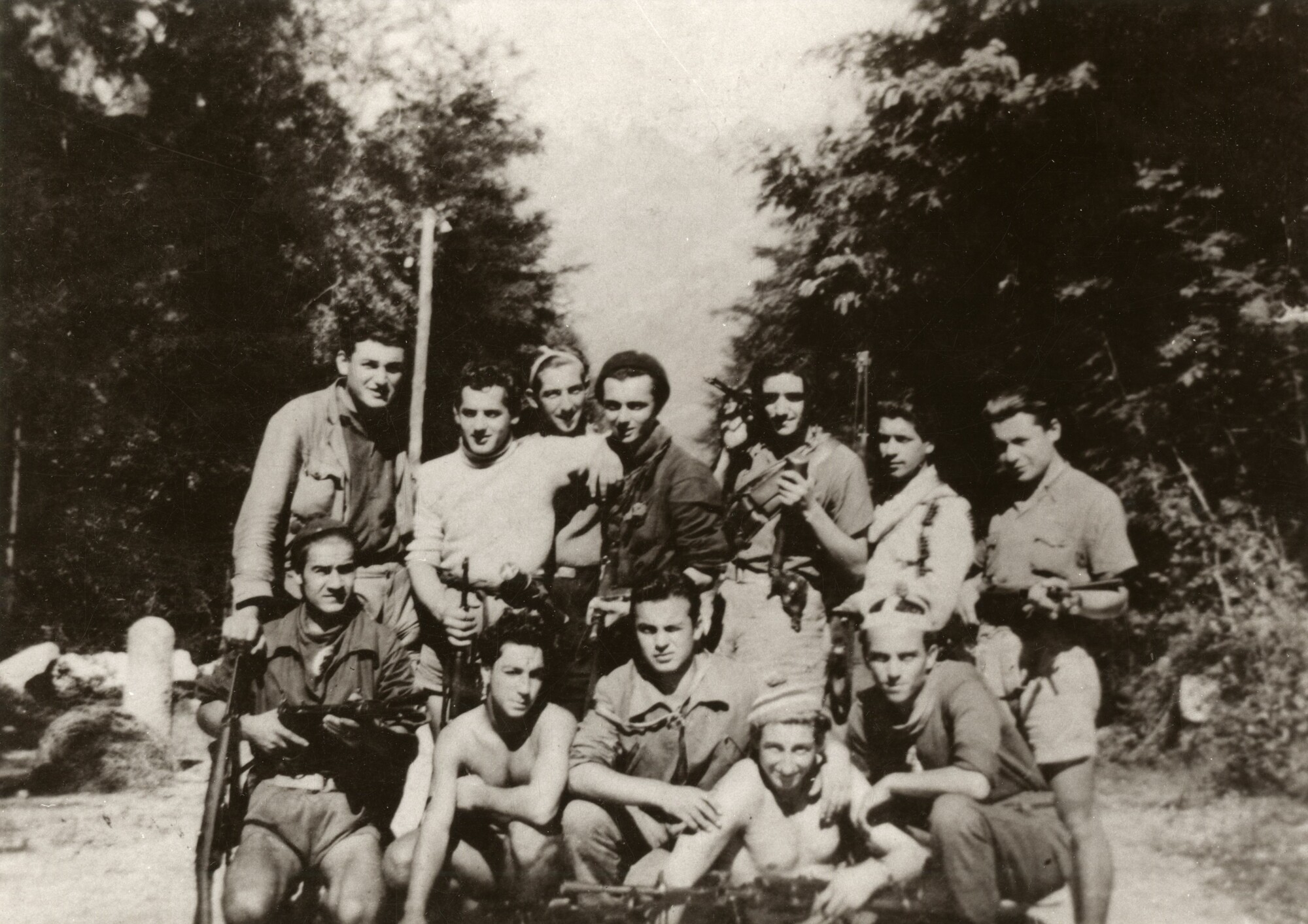 Archivio Bescapé - giuseppe-bescape-con-i-compagni-partigiani-della-brigata-valgrande-in-val-d-ossola-3.jpg