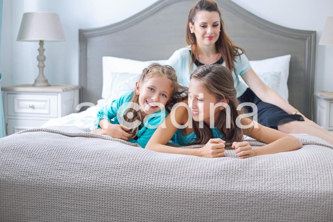 stockfresh_6559380_happy-family-posing-in-bedroom_sizeXL_7c4d36