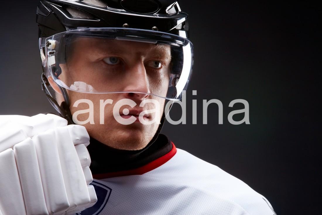 stockfresh_888898_serious-player_sizeM