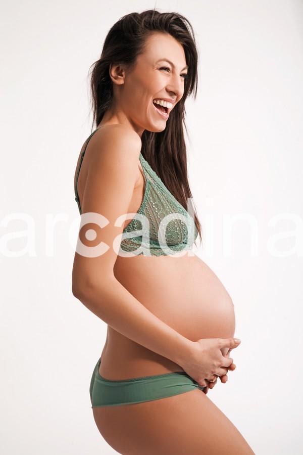 stockfresh_656717_expecting-woman_sizeM